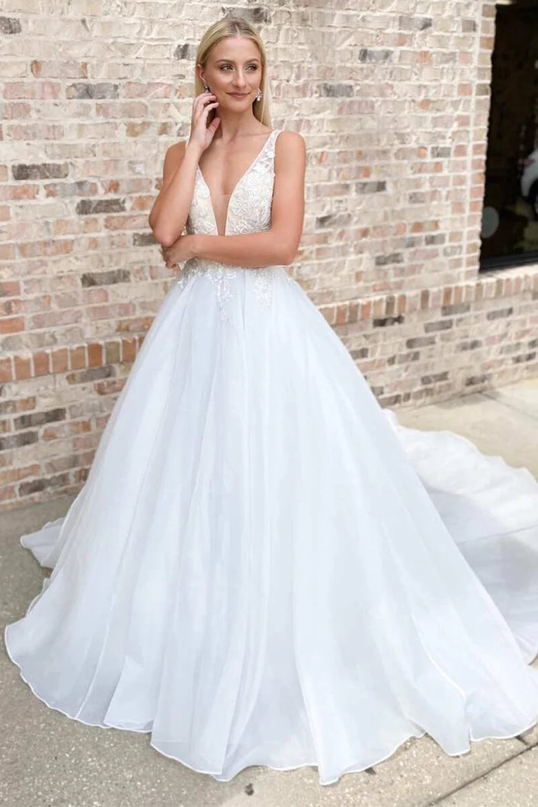 Robe de mariée trapèze en dentelle avec décolleté en V profond et traîne dos nu
